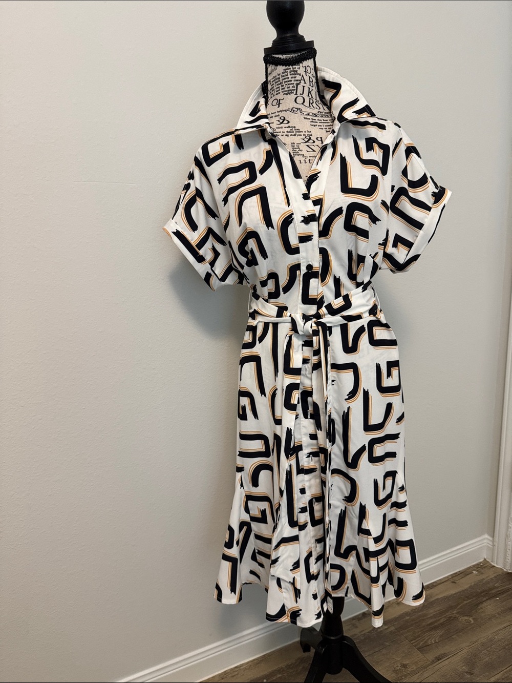 Glamour White Midi Shirt Dress with Black and Gold Geometric Print